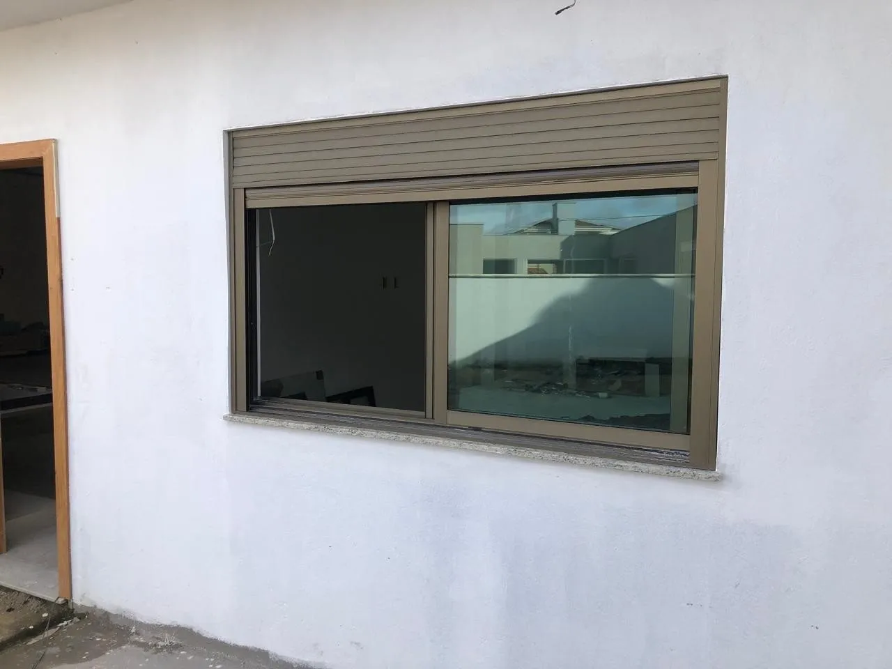 Janela em alumínio instalada em fachada residencial