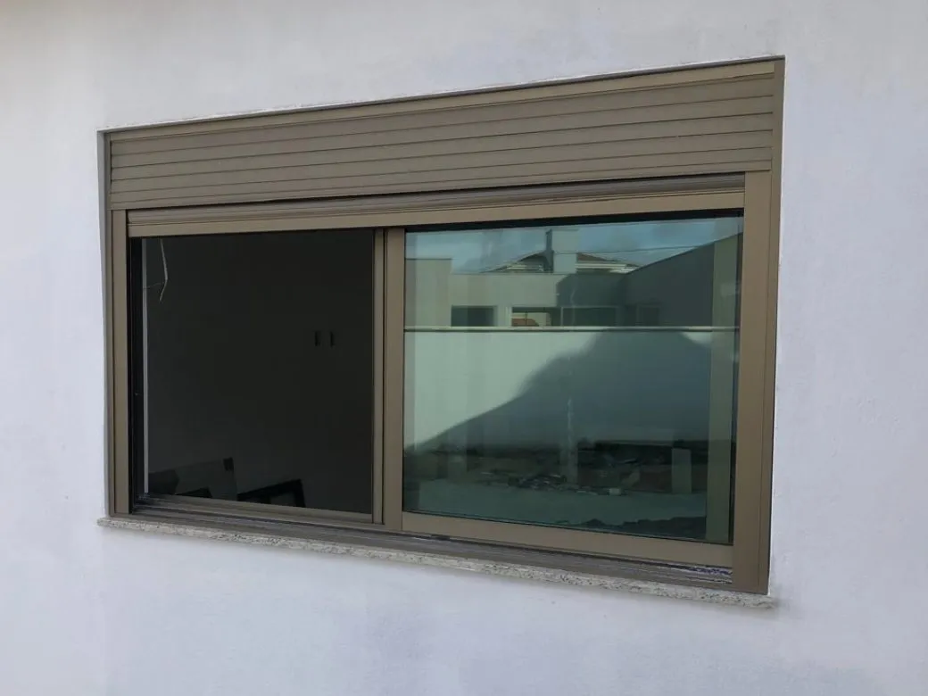 Janelas com persiana fabricado e instalado pela Alumarc